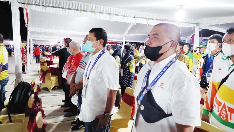 SAKSIKAN PEMBUKAAN PON— CDM Sumbar Syafrizal Bachtiar beserta kontingen di Lapangan Kantor Bupati Merauke, saat menyaksikan pembukaan PON XX di Stadion Lukas Enembe Kota Jayapura yang dibuka langsung oleh Presiden Joko Widodo, Sabtu (2/10) malam.