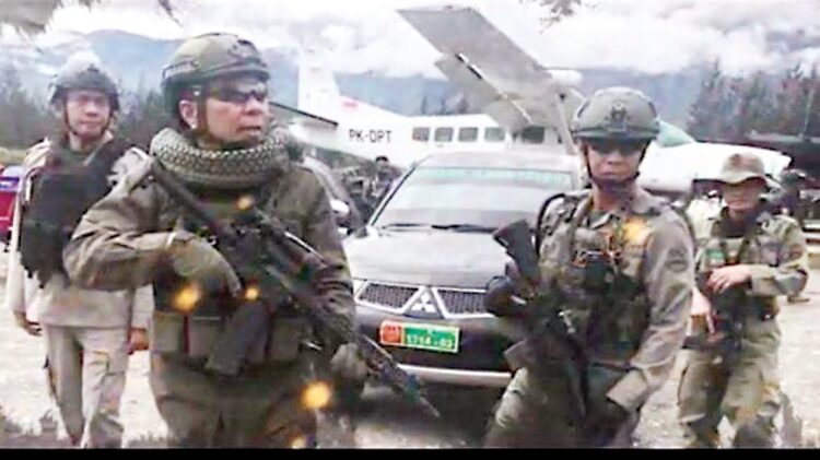 TANGKAP— Satgas Nemangkawi inilah yang menangkap dua oknum polisi yang diduga menjual amunisi kepada KKB.