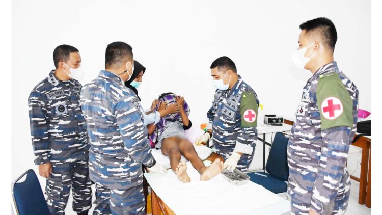 KHITANAN GRATIS— Tenaga medis dari Dinas Kesehatan Lantamal II Padang mengkhitan seorang anak, Jumat (8/10).