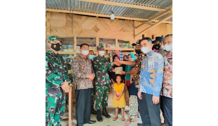 SERAHKAN—Wakil Bupati (Wabup) Pesisir Selatan Rudi Hariyansyah, bersama Dandim 0311 Pessel Letkol. Infa. Gamma Artadila Sakti serahkan bantuan.