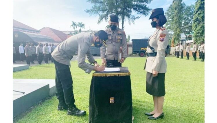 TANDTANGAN—Kapolres Pasaman saat menandatangani serah terima jabatan Kasat Lantas Polres Pasaman.