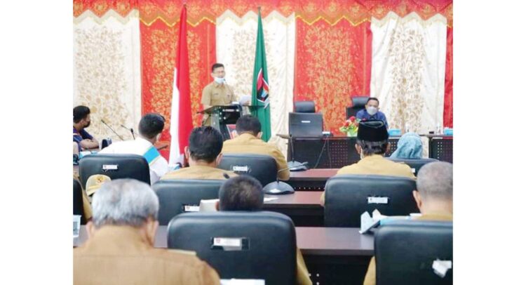 2022, Kecamatan dan Kelurahan di Padang Layak Bagi Anak 1 SOSIALISASI— Kepala Dinas Pemberdayaan Perempuan Perlindungan Anak Pengendalian Penduduk dan Keluarga Berencana (DP3AP2KB) Kota Padang Editiawarman saat membuka kegiatan Sosialisasi Kecamatan dan Kelurahan Layak Anak Tahun 2021 di Balaikota Padang.