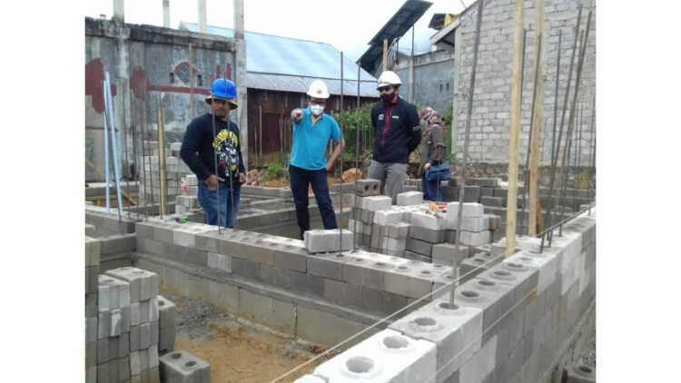 RUMAH CONTOH— Kepala Dept. Bisnis Inkubasi Non Semen PT Semen Padang Pri Gustari Akbar (tengah) ketika meninjau pembangunan rumah contoh yang dibangun menggunakan interlock brick, di Aro Suka Permai, Kabupaten Solok, beberapa waktu lalu.