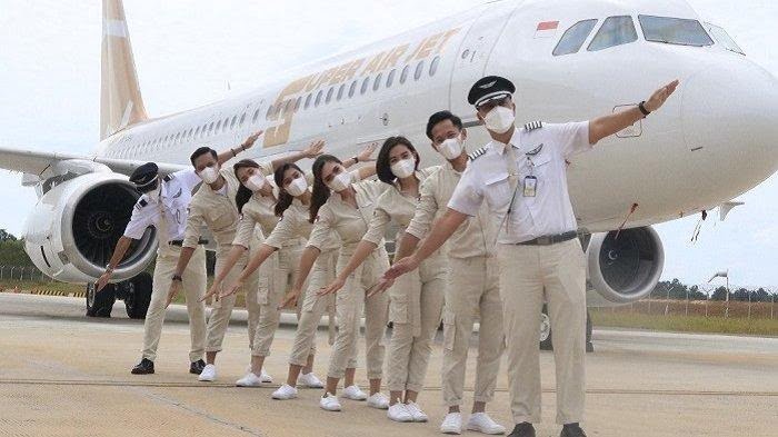 SUPER AIR JET Buka Penerbangan Surabaya, Tarif Hemat Mulai Rp 472.800 dengan Gratis 20kg Bagasi 1 SUPER Crew maskapai Super Air Jet justru mengenakan sneakers berwarna putih.