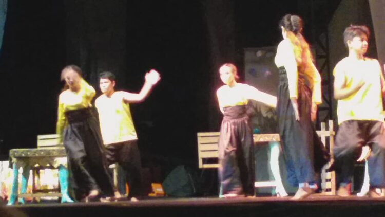 TARIAN— Aksi tarian Tikai Jaman pada Pembukaan Pekan Budaya Daerah di Taman Budaya Sumbar, Jumat malam (1/10).