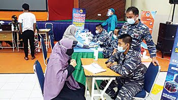 VAKSINASI MAHASISWA— Diskes Lantamal II Padang menurunkan tenaga kesehatan saat memberikan vaksinasi untuk mahasiswa di lingkungan kampus UNP, Selasa (5/10).