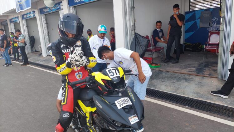 KUALIFIKASI— Pembalap Sumbar mengikuti kualifikasi balapan kategori beregu dan perorangan di Sirkuit Tanah Miring Merauke, Selasa (5/10).