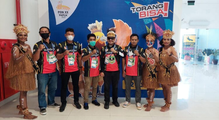 PENYAMBUTAN— Tim bermotor Sumbar sesampai di Bandara Mopah Merauke pada Minggu (3/10), disambut penari khas Papua. Para atlet menjalani perjalanan panjang panjang sejak Sabtu pagi untuk mengikuti PON Papua XX 2021.