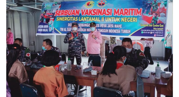 MERAPAT DI SIKAKAP— Danlantamal II Laksamana TNI Hargianto S.E.,M.M, M.Si (Han)  saat disambut Bupati Mentawai Yudas Sabaggalet saat merapat di Sikakap.