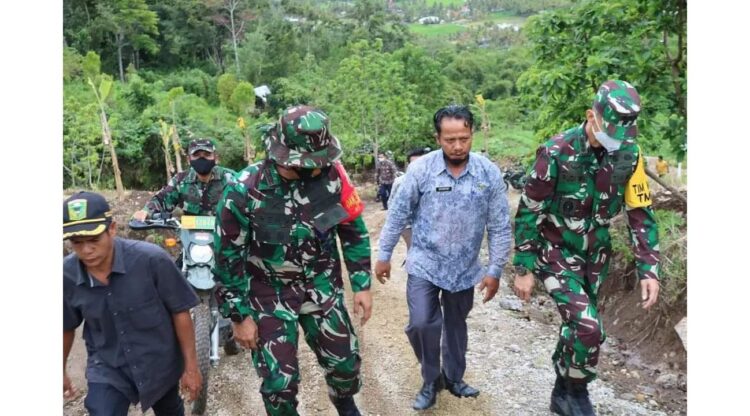 KUNJUNGI—Rombongan Tim Wasev Mabes TNI AD yang diketuai Kolonel Kolonel Inf Rudi Martiandi D didampingi Kapolres Solok Kota, AKBP Feri Suwandi S.I.K., Kepala Dinas DPMD Provinsi Sumbar Amasrul, dan Forkopimda Kabupaten Solok mengunjungi lokasi TMMD ke-112 Kabupaten Solok, Kamis (30/9).