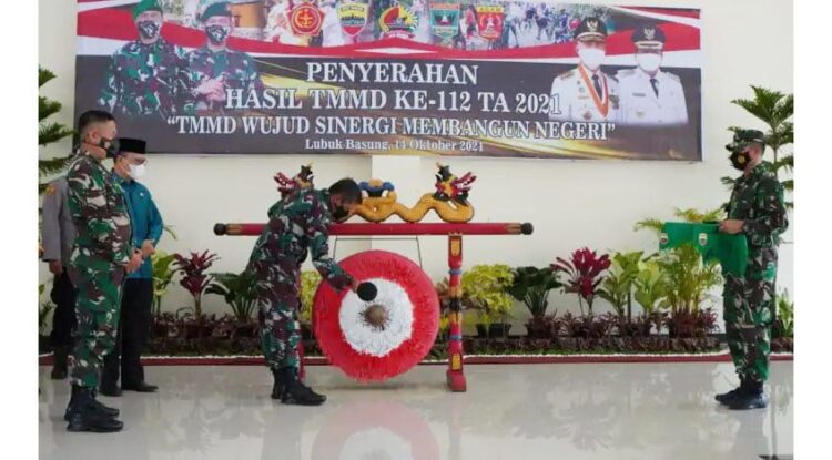 RESMI DITUTUP—TMMD ke-112 Tahun 2021 di Kabupaten Agam resmi ditutup Kamis (14/10) ditandai dengan pemukulan gong oleh Kasi Ter Kasrem 032/Wbr, Kolonel Kav Husnizon, S.I.P disaksikan  Wakil Bupati Agam, lrwan Fikri, S.H., Kasi ter Kasrem 032/Wbr Kolonel Kav Husnizon, Kapolres Agam yang diwakili AKP Malkani serta unsur Forkopimda Agam.