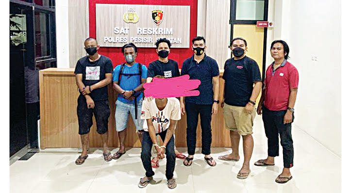 Diancam lalu Dipaksa, Pemuda Pengangguran Cabuli Gadis Bawah Umur di Pesisir Selatan 1 CABUL— Pelaku R (19) yang diduga melakukan pencabulan terhadap anak di bawah umur diamankan di Polres Pessel.