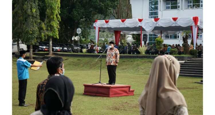 Bersatu, Bangkit dan Tumbuh, Wabup Tanah Datar: Untuk Seluruh Elemen Bangsa 1 PIMPIN UPACARA— Wabup Tanahdatar Richi pimpin upacara peringatan Sumpah Pemuda ke-93, Kamis (28/10).