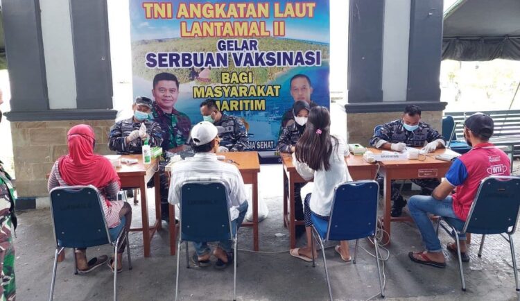 PEMERIKSAAN—Terlihat tenaga kesehatan Nakes Lantamal II Padang sedang melayani warga yang akan divaksin di Mako Diskes  Lantamal  II, kemarin.