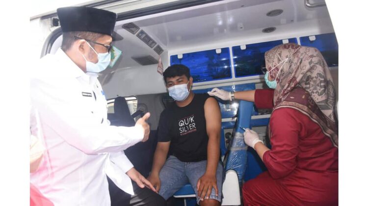 VAKSINASI MOBILE—  Wali Kota Padang Hendri Septa melihat langsung Vaksin Mobile yang dilakukan berdomisili di Pasar Tanah Kongsi, Kelurahan Kampung Pondok, Kecamatan Padang Barat.