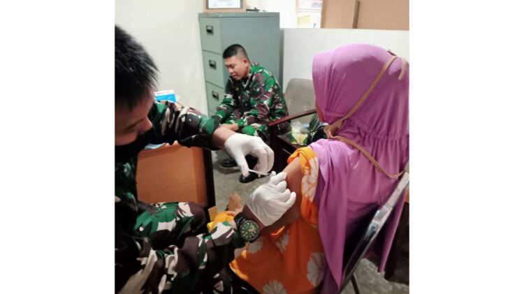 ANTUSIAS— Tenaga medis dari tim TNI ikut membantu vaksinasi warga di Kelurahan Bukit Gado-Gado, Kecamatan Padang Selatan.