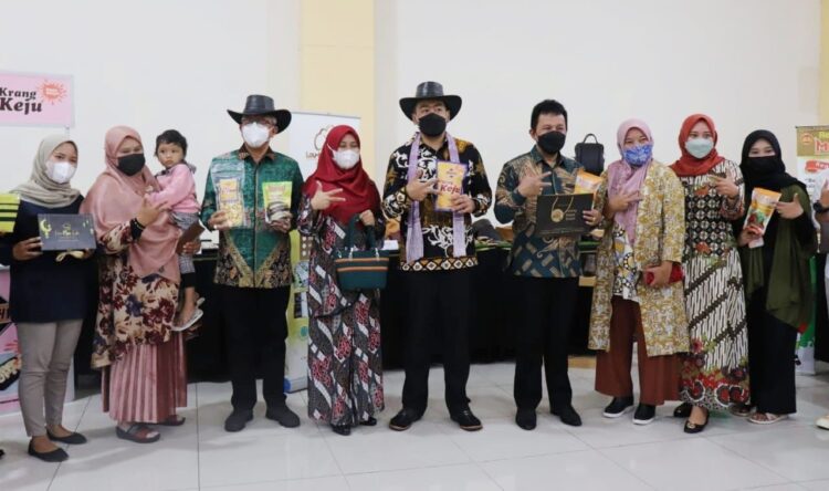 Sambut Wisatawan Usai Pandemi, Sumbar Canangkan Pariwisata Bersih 1 FOTO BERSAMA—Wakil Gubernur Sumatera Barat, Audy Joinaldy usai membuka rapat koordinasi pariwisata kabupaten kota se-Sumbar di Mifan Water Park And Resort, foto bersama.