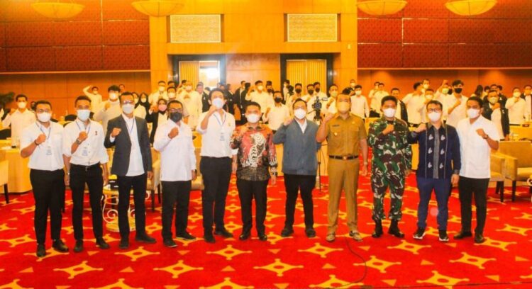 DIKLATDA HIPMI— Wakil Gubernur Sumatera Barat Audy Joinaldy saat foto bersama dengan pengurus HIPMI Sumbar usai acara.