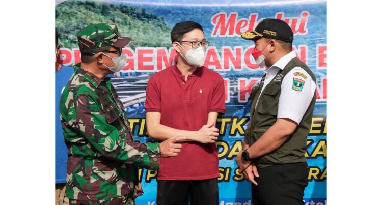 20 Ton Kerapu Sumbar Diekspor ke Hongkong 1 Wakil Gubernur Sumbar, Audy Joinaldy, dan Lantanal Hargianto dan Perwakilan PT. Andalas Samudra Sejati, Adi sedang bincang.