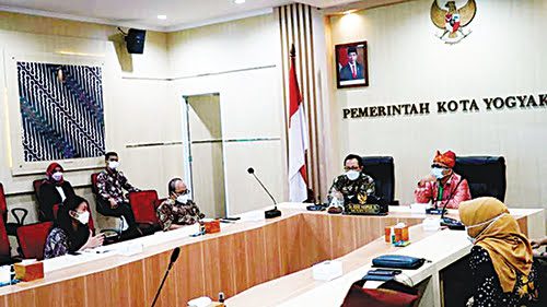 SHARING WISATA HERITAGE— Wako Padang Hendri Septa bertemu dengan Wakil Wali Kota Yogyakarta Heroe Poerwadi, bersama di Ruang Yudhistira Kantor Balai Kota Yogyakarta, Kamis (14/10).