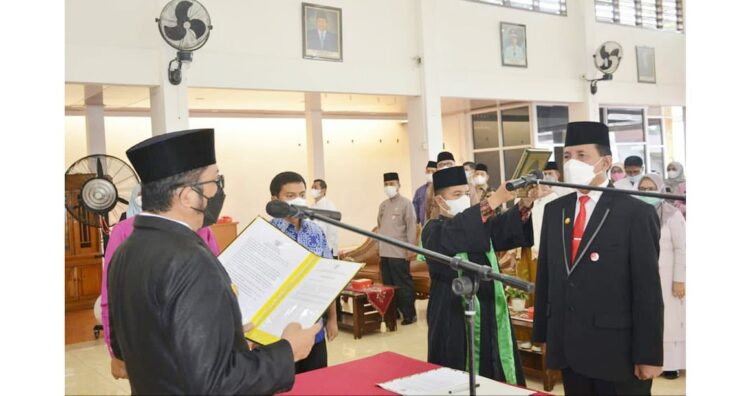 Masa Jabatan Edi Hasymi Berakhir, Arfian Dilantik jadi Pjs Sekda Padang 1 Wali Kota Padang, Hendri Septa resmi mengangkat Arfian sebagai Penjabat Sementara (Pjs) Sekretaris Daerah (Sekda) Kota Padang, Jumat (1/10).