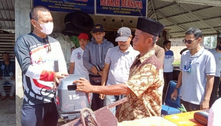 SERAHKAN BANTUAN UNTUK NELAYAN— Wali Kota Pariaman Genius Umar serahkan bantuan  kepada nelayan Kecamatan Pariaman Selatan sebesar  Rp 900 juta.