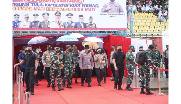 KUNJUNGAN KERJA— Kapolri Jenderal Listyo Sigit Prabowo dan Panglima TNI Jenderal Hadi Tjahjanto mengunjungi Sumbar, Rabu (3/10) untuk melakukan kunjungan kerja memantau kegiatan vaksinasi serta melakukan rapat dengan Forkopimda Sumbar membahas persiapan liburan natal dan tahun baru.