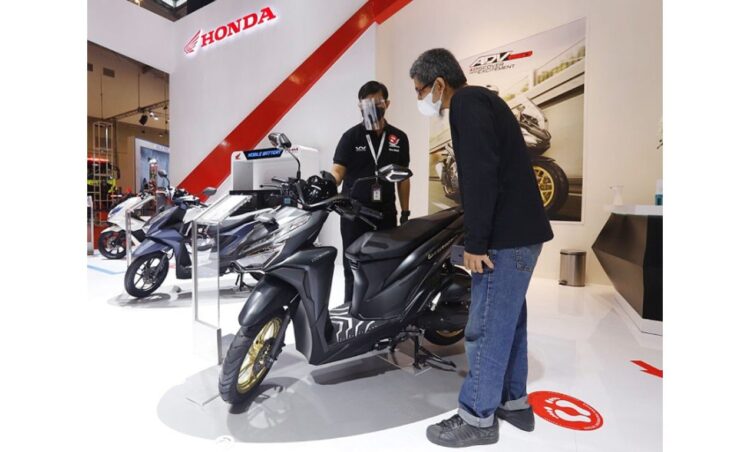 AHM melayani pengunjung GIIAS 2021 dengan menerapkan protokol kesehatan yang ketat untuk menjaga kesehatan bersama di tengah pandemi Covid-19.