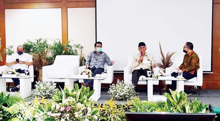 nara sumber— Gubernur Sumbar Mahyeldi Ansharullah menjadi nara sumber saat Rapat Koordinasi Penyamaan Persepsi Implementasi Prinsip Ultimum Remedium Penegakan Hukum LHK yang diselenggarakan Kementerian LHK, Kamis (4/11), di Jakarta.