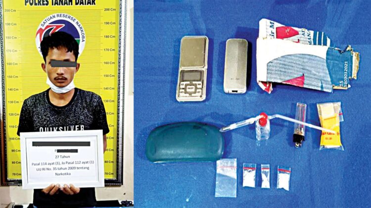 PENGEDAR SABU— Pelaku DF (27) ditangkap Tim Tarantula Polres Tanahdatar dengan barang bukti tiga paket sabu dan satu timbangan digital.