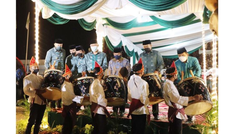 Diimplementasikan dalam Kehidupan, Mahyeldi: MTQ Jangan hanya Saremonial 1 TABUH GENDANG TASA— Gubernur Mahyeldi, Wagub Audy Joinaldy dan pejabat lain tabuh gadang tasa tanda dimulainya MTQN Tingkat Provinsi ke-39 di Padang Panjang, Sabtu (13/11) malam.