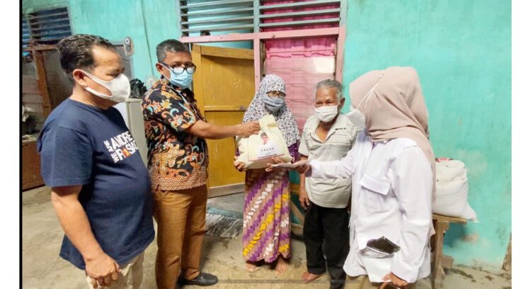 Pasangan Pemulung di Padang Baru Terima Bantuan dari Andre Rosiade 1 SERAHKAN BANTUAN— Pengurus Gerindra Sumbar menyerahkan bantuan dari Andre Rosiade untuk pemulung di Padang Baru, Padang Utara.