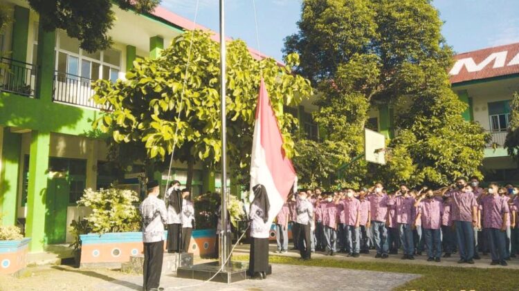 Meriahkan HGN dan HUT ke-76 PGRI, MAN 1 Padang Gelar Upacara dan Perlombaan 1 UPACARA—Guru-guru melaksanakan upacara bendera pada peringatan HGN ke-76 di MAN 1 Kota Padang.