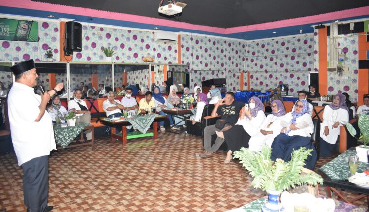 AMRIL Amin, S.AP, Wakil Ketua DPRD Kota Padang saat masa reses III tahun 2021 memberikan sambutan.