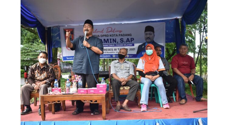 WAKIL Ketua DPRD Kota Padang, Amril Amin, S.AP didampingi Maspek, Sekcam Padang Selatan, Betty Ernita, Lurah Mata Air, Muslim Mc dan Abdul Azis, Ketua LPM Mata Air memberi sambutan saat Reses III tahun 2021.