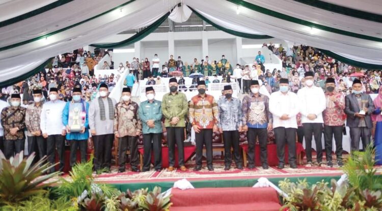 Sukses Helat MTQ Nasional Sumbar ke-39,Raih Peringkat 7, Kafilah Masuk 3 Besar dari 20 Cabang, Wako Fadly Amran: Melalui MTQ Ciptakan Generasi Qurani dan Melahirkan Kafilah-kafilah Hebat 1 FOTO Bersama— Wali Kota Padangpanjang H.Fadly Amran BBA , Wakil Wali Kota Padangpanjang Drs Asrul berfoto bersama dengan Wakil Gubernur Audi Joinaldy, serta Wali Kota dan Bupati se Sumatera Barat saat penutupan MTQ Kota Padangpanjang.