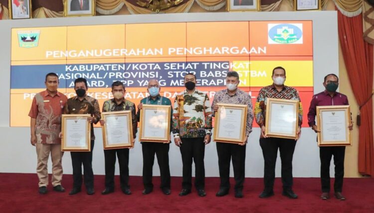 BERSAMA—Wagub Sumbar, Audy Joinaldy didampingi Kepala Dinkes Sumbar, Arry Yuswandi bersama penerima penghargaan KKS tahun 2021 Provinsi Sumbar.