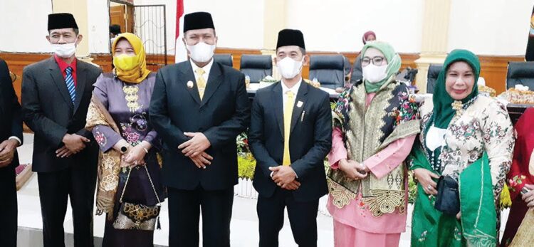 Ketua DPRD Kota Pariaman Fitri Nora bersama Wakil Pimipinan yang baru dilantik dan pejabat lain foto bersama.