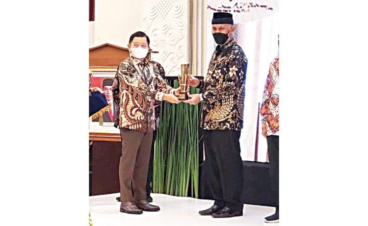 MENERIMA PIALA— Penyerahan piala dan piagam PPD Tahun 2021 oleh Menteri PPN/Kepala Bappenas, Suharso Monoarfa kepada Gubernur Sumbar, Mahyeldi Ansharullah, di Kantor Kementerian PPN/Bappenas RI, di Jakarta, Kamis (25/11).