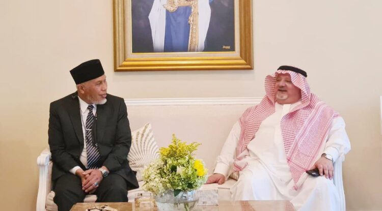 BERTEMU— Gubernur Sumbar, Mahyeldi Ansharullah bertemu dengan Dubes Kerajaan Arab Saudi untuk Indonesia, Syekh Essam bin Abed Al-Thaqafi Syekh Essam bin Abed Al-Thaqafi, Rabu, (17/11) di kediaman dubes di Jakarta.