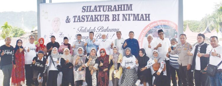 Silaturahim dan Tasyakur Bi Ni’mah, Pembangunan Masjid dan Pondok Tahfidz Al Hijrah Padang Berlanjut 1 BERSAMA—Ustad H. Brigjend Pol DR. Zulkifli , AR, SIK. MH bersama istri tercinta, serta undangan lainnya saat Silaturahmi dan Tasyakur Bi Ni’mah pembangunan Masjid Al Hijrah.