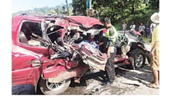 RUSAK PARAH— Mobil Isuzu Panther mengalami kerusakan parah usai bertabrakan dengan truk di Jalinsum Solok-Sawahlunto.