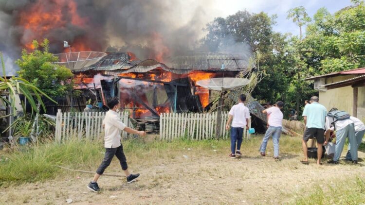 Asrama Polisi Polsek Membara, 4 Rumah Ludes, Kebakaran juga Terjadi di Tanahdatar dan Pariaman 1 KEBAKARAN ASRAMA— Warga bahu-membahu melakukan penyiraman ke rumah Asrama polisi Polsek IV Nagari yang terbakar.