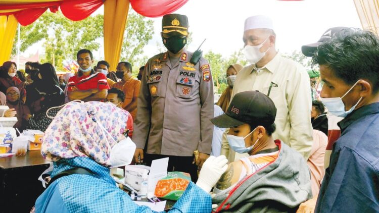 Gebyar Sumdarsin di Pasbar Diserbu Warga, Peserta Termotivasi Vaksinasi Sambil Berburu Doorprize 1 Bupati Pasbar Hamsuardi didampingi Kapolres Pasbar AKBP M Aries Purwanto, berdialog dengan salah seorang peserta Sumdarsin, Sabtu (30/10). Sumdarsin dilaksanakan di tiga titik di Pasbar, di antaranya, Halaman Kantor Bupati Pasbar, lapangan Sepakbola Padang Canduah Kinali dan Lapangan Sepakbola Kuamang Ujung Gading.