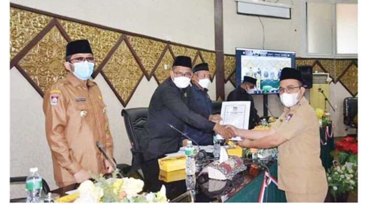 PERDA RETRIBUSI JASA— Ketua DPRD Syafrial Kani menerima Ranperda tentang Retribusi Jasa Umum yang resmi jadi Perda, disaksikan Wako Padang Hendri Septa, di gedung DPRD Kota Padang.