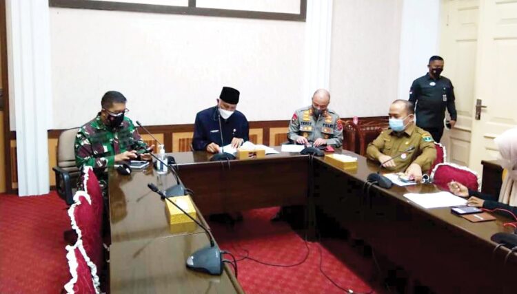 Panglima TNI dan Kapolri Tinjau Gebyar Sumdarsin di Padang, Gubernur Optimis Target 70 Persen Vaksin Tercapai Akhir 2021 1 JUMPA PERS— Gubernur Sumbar, Mahyeldi Ansharullah bersama Danrem 032/Wbr Brigjen TNI Arief Gajah Mada, Kapolda Sumbar, Irjend Pol Teddy Minahasa Putra dan Sekdaprov Sumbar, Hansastri gelar jumpa pers, Selasa (2/11) di Istana Gubernur.