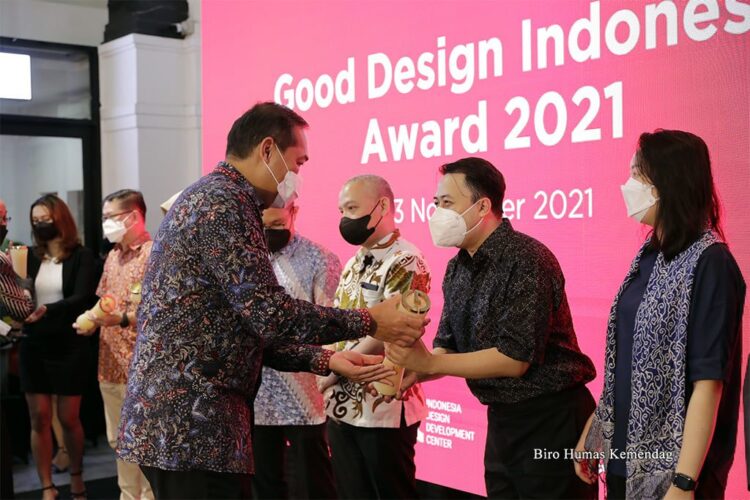 Anugerah Good Design Indonesia 2021, Mendag: GDI Dorong Ekonomi Hijau dan Berkelanjutan 1 Menteri Perdagangan, Muhammad Lutfi menyerahkan Penghargaan Good Design Indonesia (GDI) 2021 yang berlangsung di Pos Bloc Jakarta, Selasa (23/11)