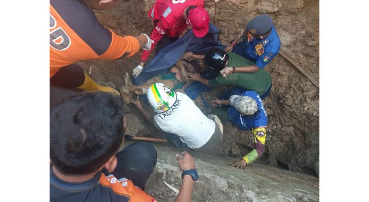 TEWAS TERJEPIT— Tim gabungan melakukan evakuasi terhadap dua pekerja proyek penggalian drainase yang tewas terjepit beton di di kawasan Kelurahan Bukik Cangang Kayu Raman, Kecamatan Guguak Panjang.