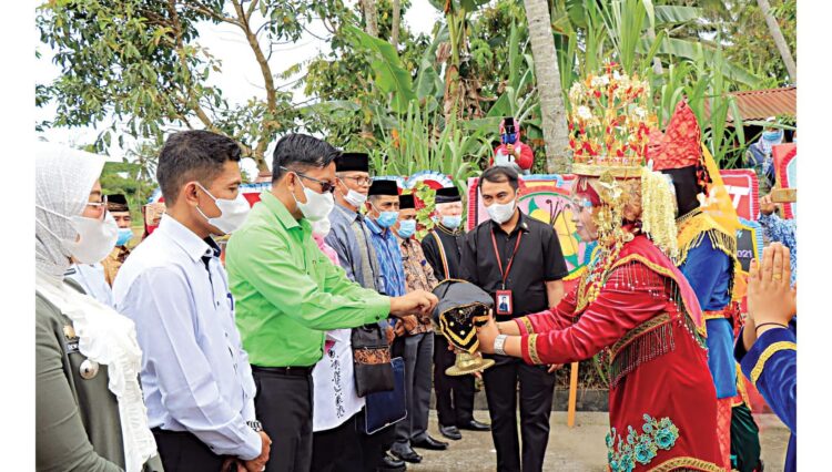 SAMBUT— Wakil Walikota Erwin Yunaz disambut siriah jo carano bersama Tim penilai LPM di Kelurahan Payobasung.