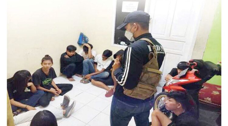 DIAMANKAN— Belasan muda-mudi yang diamankan karena berkumpul di kamar kos-kosan diamankan di Mako Satpol PP Pessel dan dilakukan pembinaan.